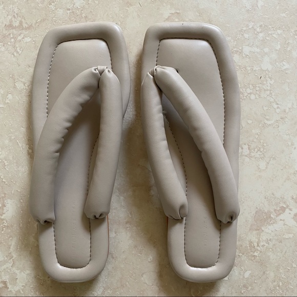 The Source Unknown Fossil Grey Foamy Strap Flip Flops - Picture 1 of 7